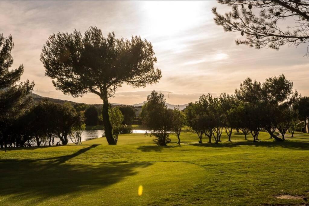 Moment De Detente Sur Le Golf De Pont-Royal Mallemort Exterior foto